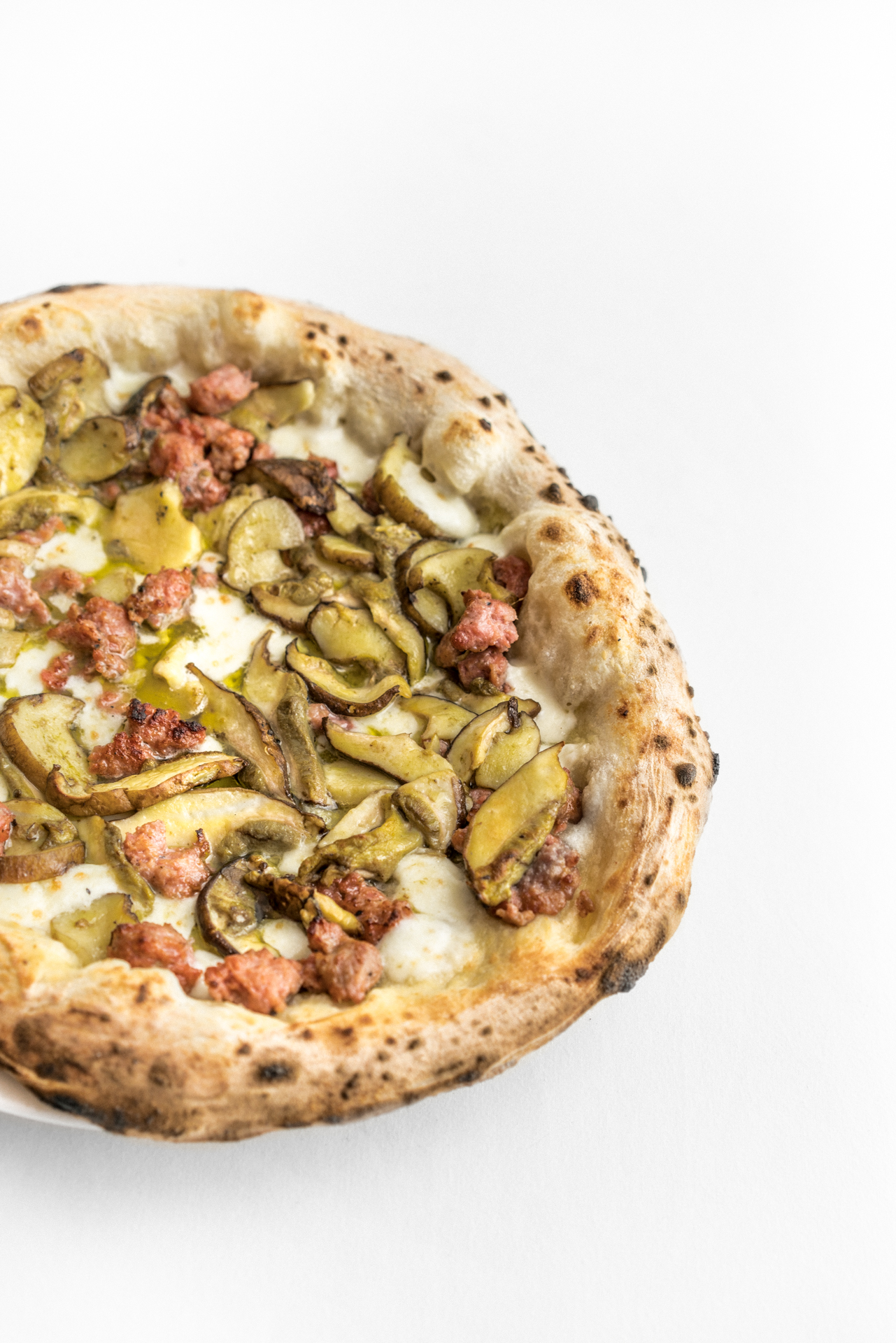 Pizza funghi porcini e salsiccia di Luca Bizzarri, infoodfamily, foto di Matteo Bizzarri Pizza funghi porcini e salsiccia di Luca Bizzarri, infoodfamily, foto di Matteo Bizzarri